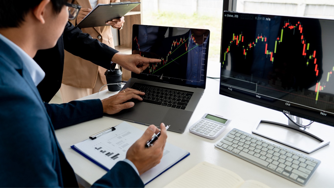 为什么越来越多人抛弃传统券商？4个核心理由